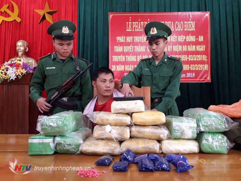 Lực lượng BĐBP bắt giữ đối tượng Thò Nỏ Bì, SN 1982, trú tại bản Pà Khốm, cụm bản Viêng Phăn, huyện Sầm Tớ, tỉnh Hủa Phăn (Lào) đang vận chuyển 50.000 viên ma túy tổng hợp, 6 kg ma túy đá.